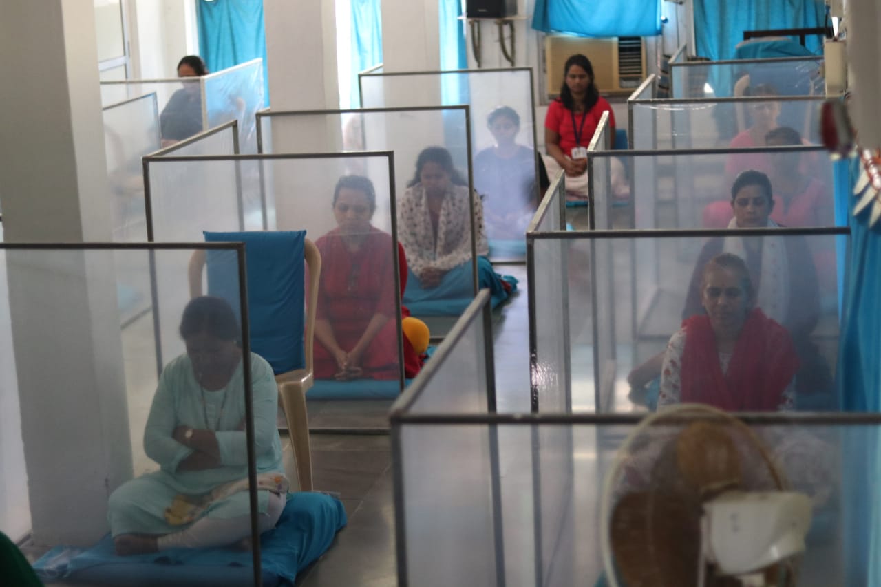 Use of screens in the meditation hall